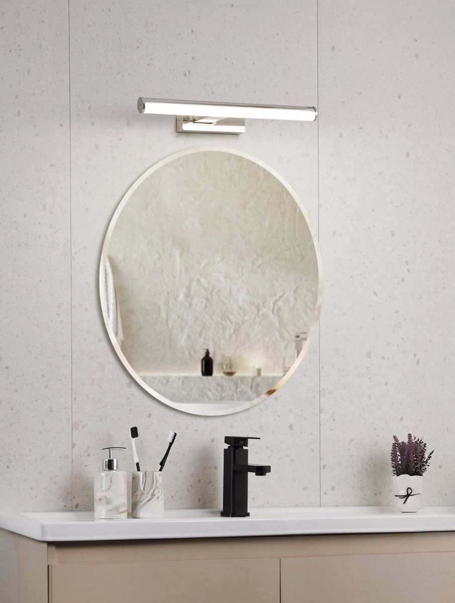 Vadumi 40cm Chrome lampe de salle de bain De Eglo - L'applique murale Vadumi est une solution d'&eacute;clairage &eacute;l&eacute;gante et pratique pour la salle de bain.