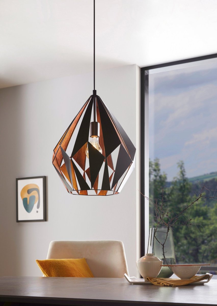 Carlton Ø38 Noir suspension De Eglo - Son ext&eacute;rieur noir s'harmonise parfaitement avec son int&eacute;rieur couleur cuivre, qui diffuse une lumi&egrave;re chaleureuse et intime.