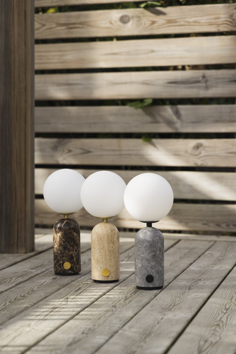 Torrano 28cm marbre gris portable De Globen Lighting - Pour une dur&eacute;e de vie optimale de la batterie, il est recommand&eacute; de charger compl&egrave;tement la lampe avant la premi&egrave;re utilisation, de la recharger tous les trois mois en cas de stockage prolong&eacute; et de l'&eacute;teindre pendant la charge.