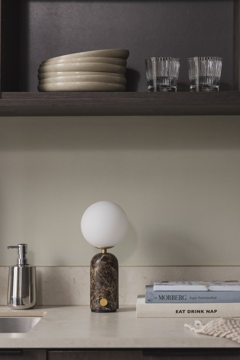 Torrano 28cm marbre brun portable De Globen Lighting - Pour une dur&eacute;e de vie optimale de la batterie, il est recommand&eacute; de charger compl&egrave;tement la lampe avant la premi&egrave;re utilisation, de la recharger tous les trois mois en cas de stockage prolong&eacute; et de l'&eacute;teindre pendant la charge.