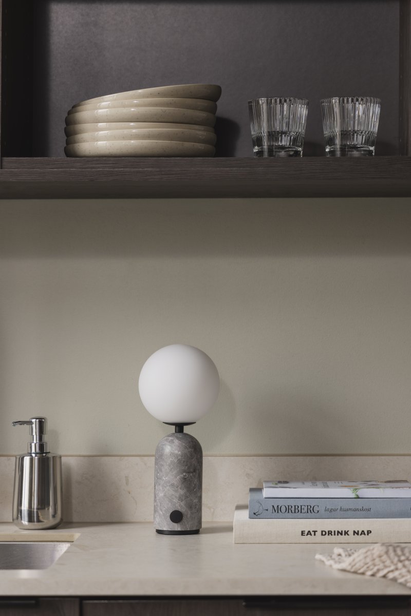 Torrano 28cm marbre gris portable De Globen Lighting - Pour une dur&eacute;e de vie optimale de la batterie, il est recommand&eacute; de charger compl&egrave;tement la lampe avant la premi&egrave;re utilisation, de la recharger tous les trois mois en cas de stockage prolong&eacute; et de l'&eacute;teindre pendant la charge.