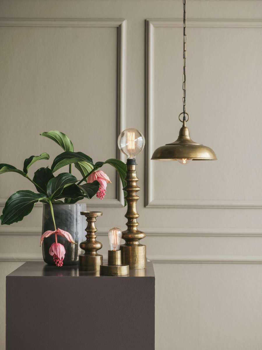 Philadelphia Ø35 Or suspension De PR Home - Le plafonnier est dot&eacute; d'une cha&icirc;ne en laiton de 1,2 m&egrave;tre de long et d'un bo&icirc;tier de plafond de la m&ecirc;me couleur.
