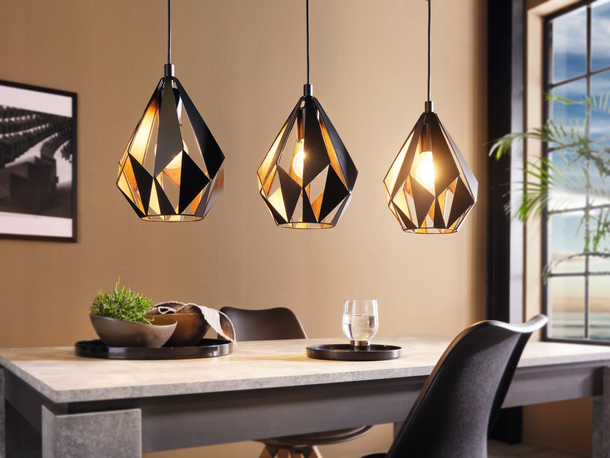 Carlton 80cm Noir suspension De Eglo - Son ext&eacute;rieur noir s'harmonise parfaitement avec son int&eacute;rieur couleur cuivre, qui diffuse une lumi&egrave;re chaleureuse et intime.