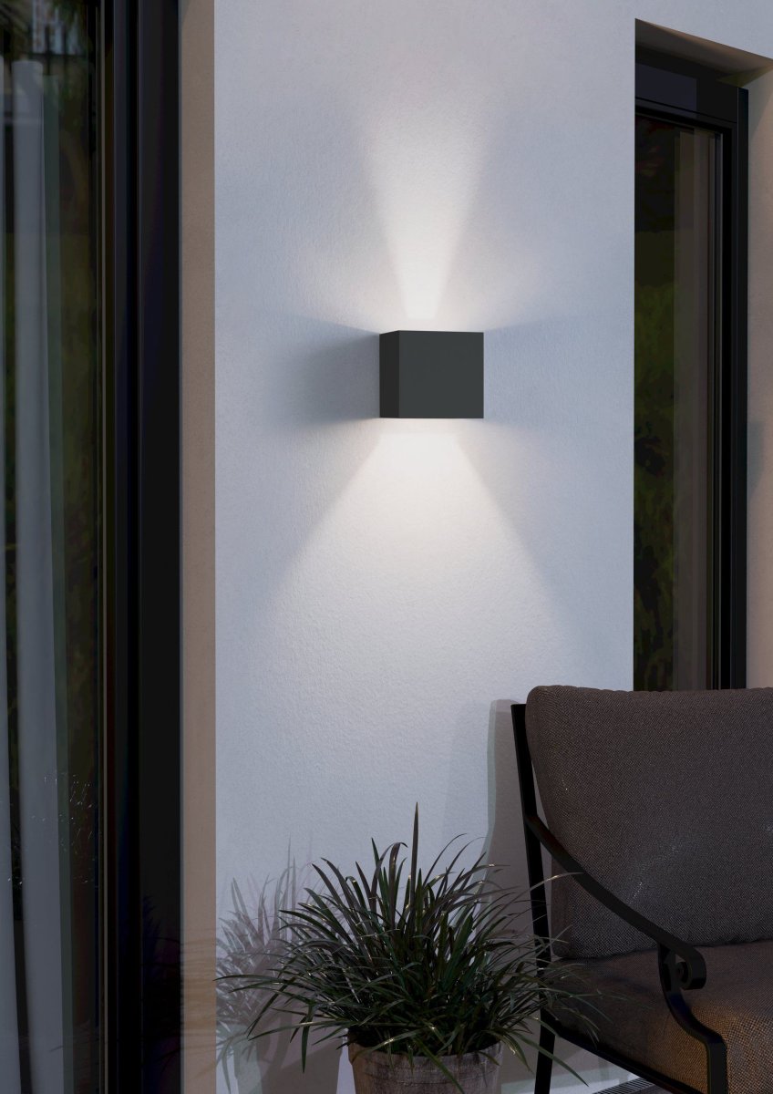 Calpino Anthracite lampe d’extérieur De Eglo - Son &eacute;clairage LED int&eacute;gr&eacute; diffuse une lumi&egrave;re blanche chaude et agr&eacute;able, &eacute;clairant la fa&ccedil;ade vers le haut et vers le bas.