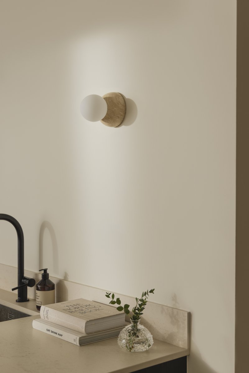 Torrano Ø13 Travertin beige lampe de salle de bain De Globen Lighting - Ce luminaire en pierre est complété par un abat-jour en verre blanc mat vissé.