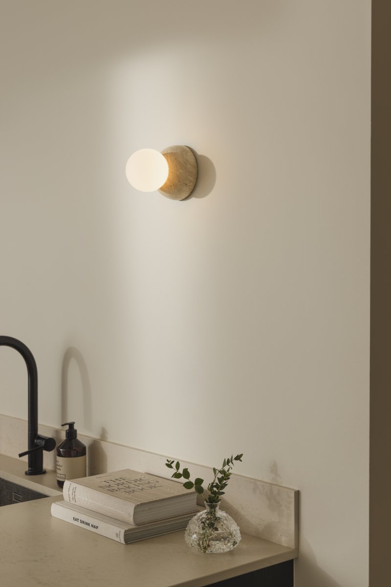 Torrano Ø13 Travertin beige lampe de salle de bain De Globen Lighting - Ce luminaire en pierre est complété par un abat-jour en verre blanc mat vissé.