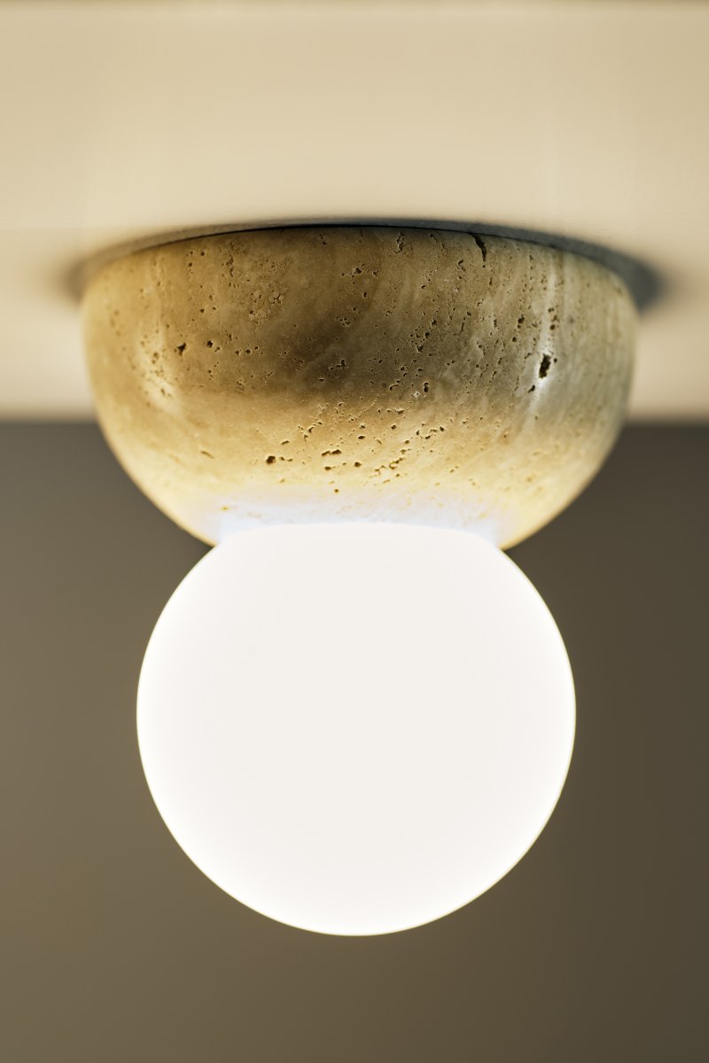 Torrano Ø13 Travertin beige lampe de salle de bain De Globen Lighting - Ce luminaire en pierre est complété par un abat-jour en verre blanc mat vissé.
