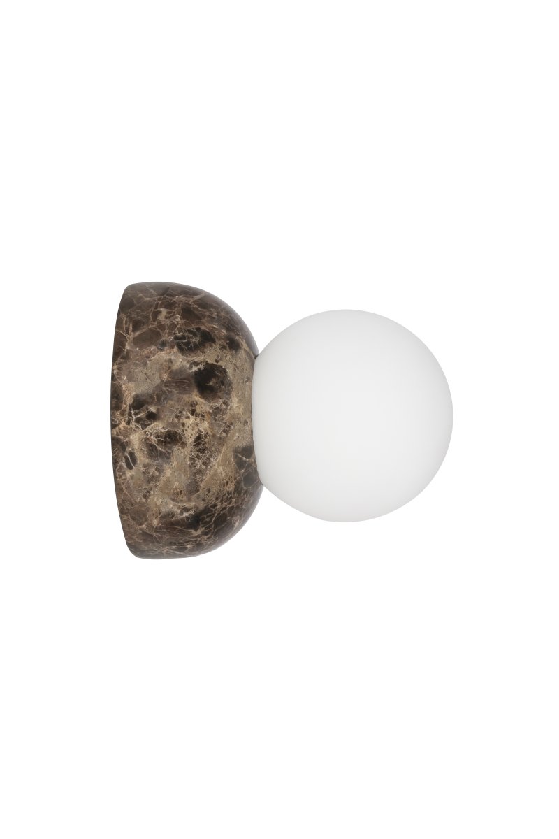 Torrano Ø13 Marbre brun lampe de salle de bain De Globen Lighting - Ce luminaire en pierre est complété par un abat-jour en verre blanc mat vissé.