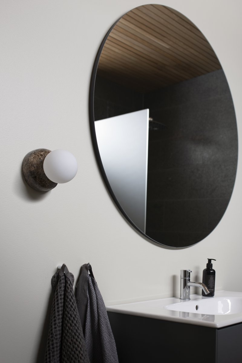 Torrano Ø13 Marbre brun lampe de salle de bain De Globen Lighting - Ce luminaire en pierre est complété par un abat-jour en verre blanc mat vissé.