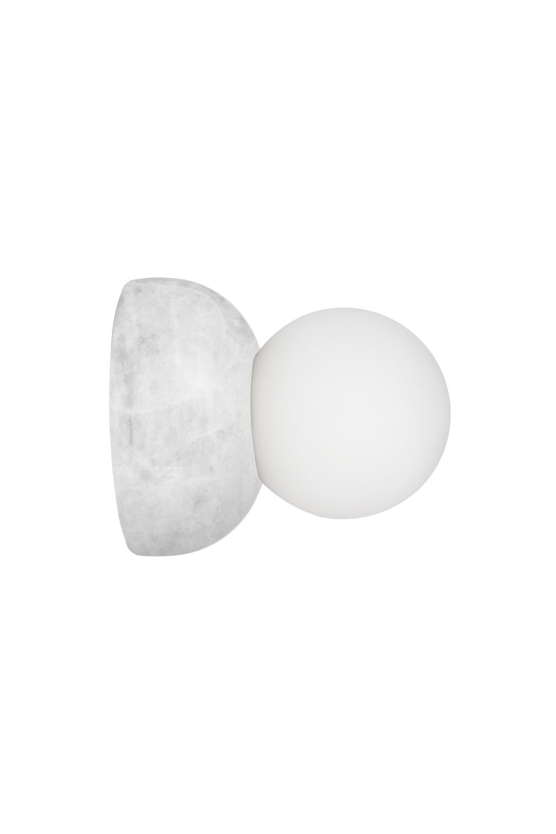 Torrano Ø13 Marbre blanc lampe de salle de bain De Globen Lighting - Ce luminaire en pierre est complété par un abat-jour en verre blanc mat vissé.