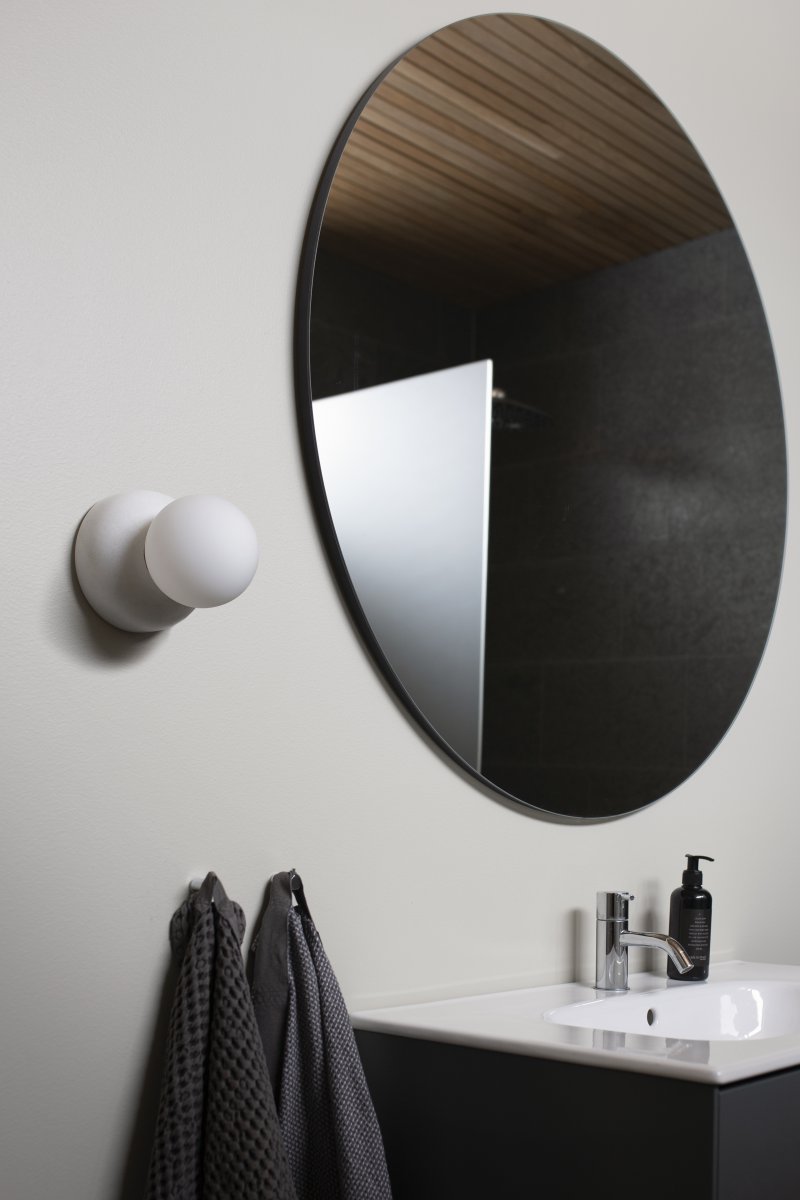 Torrano Ø13 Marbre blanc lampe de salle de bain De Globen Lighting - Ce luminaire en pierre est complété par un abat-jour en verre blanc mat vissé.