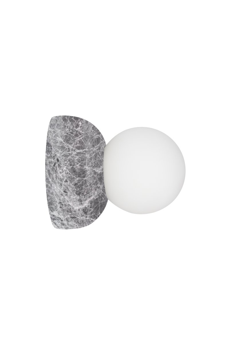 Torrano Ø13 marbre gris lampe de salle de bain De Globen Lighting - Ce luminaire en pierre est complété par un abat-jour en verre blanc mat vissé.