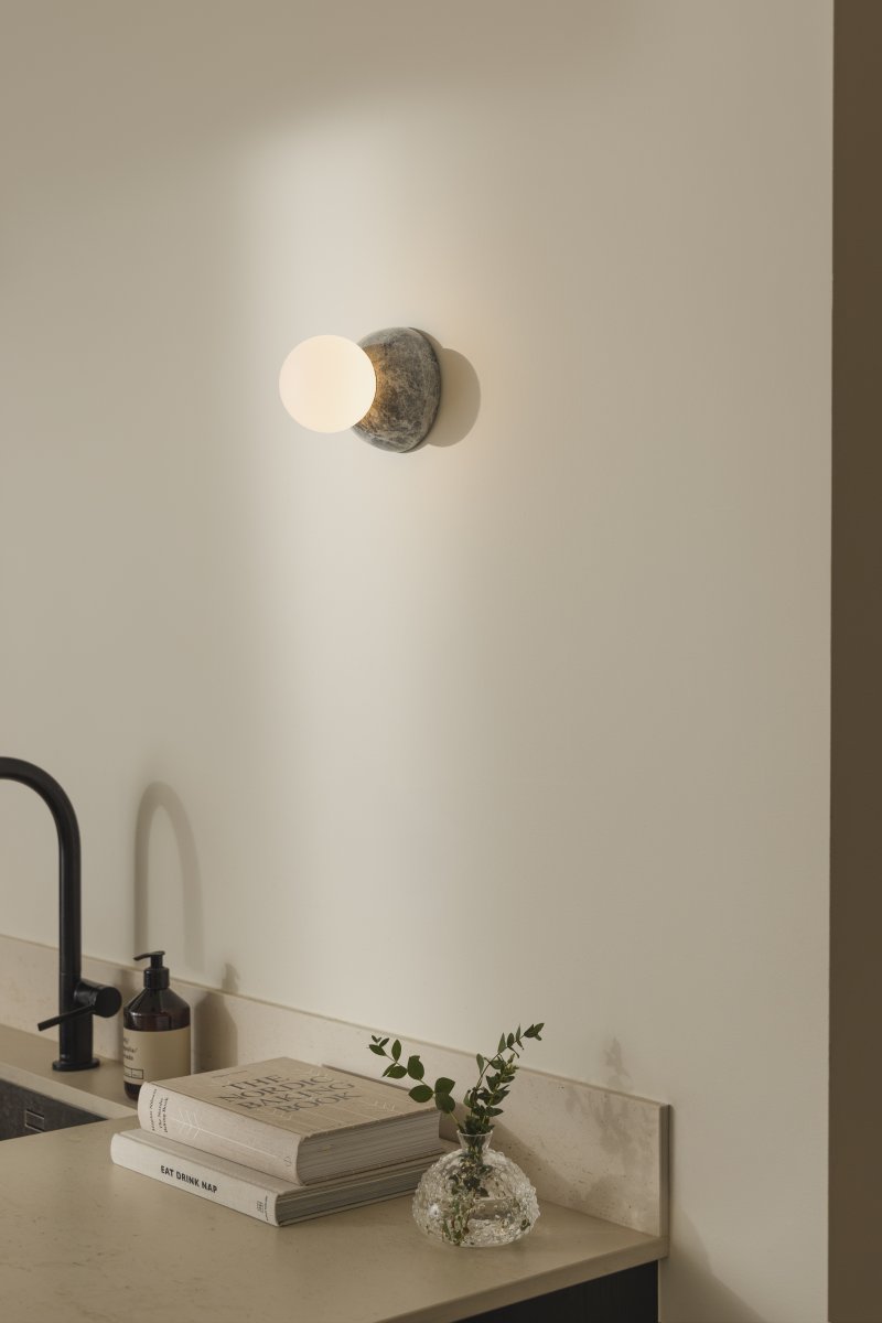 Torrano Ø13 marbre gris lampe de salle de bain De Globen Lighting - Ce luminaire en pierre est complété par un abat-jour en verre blanc mat vissé.