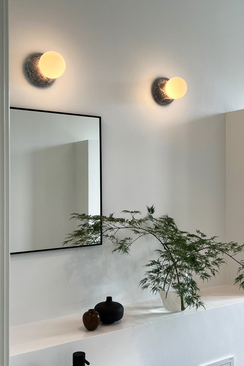 Torrano Ø13 marbre gris lampe de salle de bain De Globen Lighting - Ce luminaire en pierre est complété par un abat-jour en verre blanc mat vissé.
