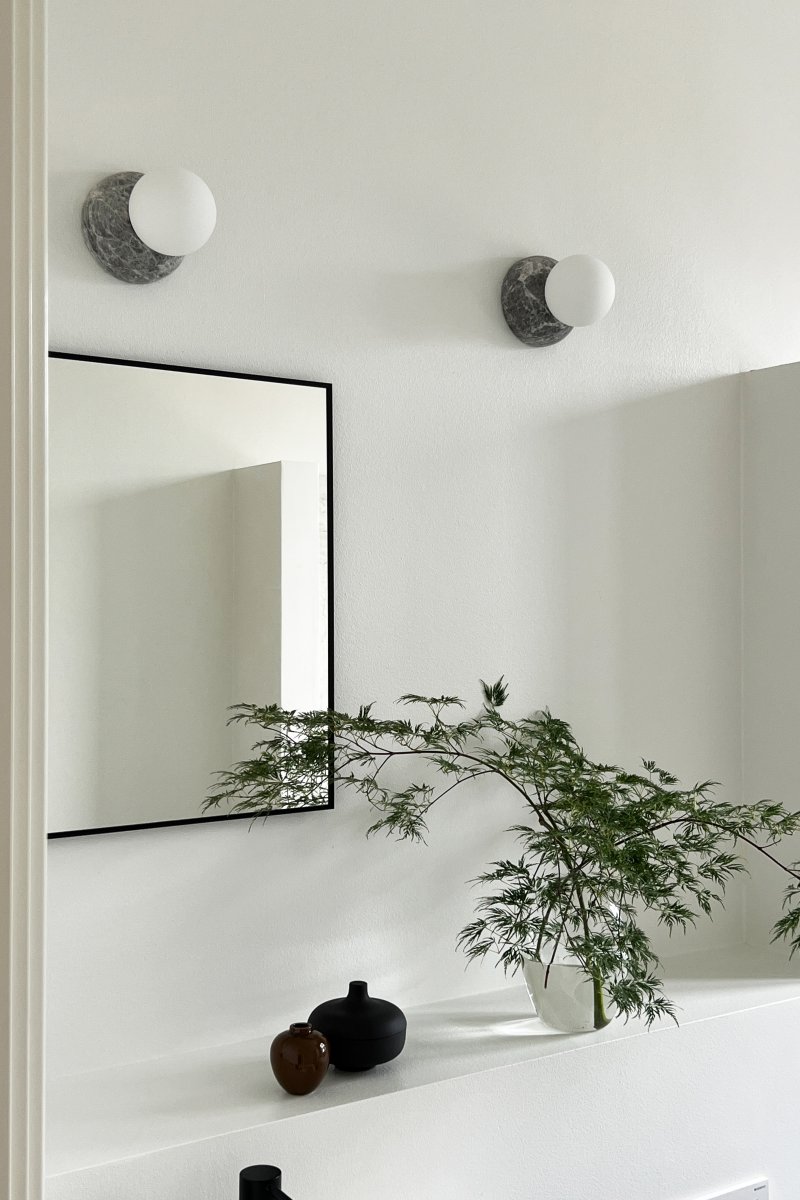 Torrano Ø13 marbre gris lampe de salle de bain De Globen Lighting - Ce luminaire en pierre est complété par un abat-jour en verre blanc mat vissé.