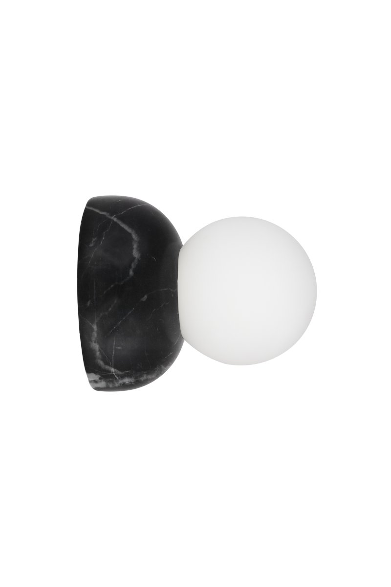 Torrano Ø13 marbre noir lampe de salle de bain De Globen Lighting - Ce luminaire en pierre est complété par un abat-jour en verre blanc mat vissé.