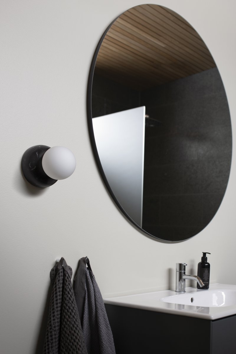 Torrano Ø13 marbre noir lampe de salle de bain De Globen Lighting - Ce luminaire en pierre est complété par un abat-jour en verre blanc mat vissé.