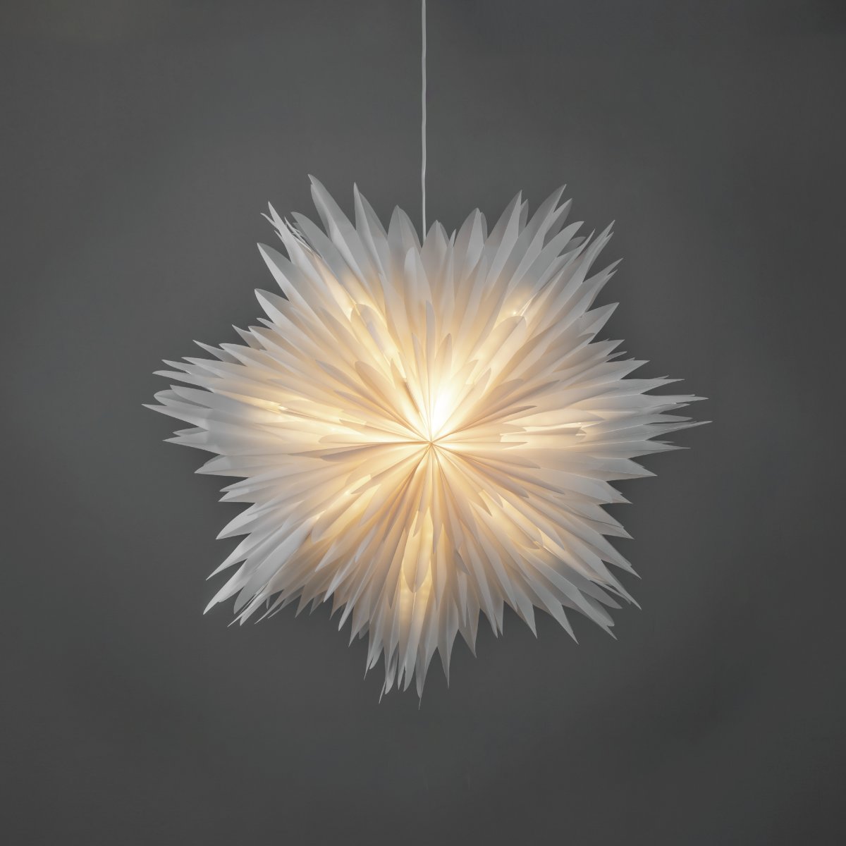 Étoile En Papier Ø60 Blanc De Konstsmide - Fournie avec un c&acirc;ble blanc de 5 m&egrave;tres, un interrupteur et une prise, l'&eacute;toile est pr&ecirc;te &agrave; l'emploi et apportera lumi&egrave;re et magie de No&euml;l &agrave; votre int&eacute;rieur.
