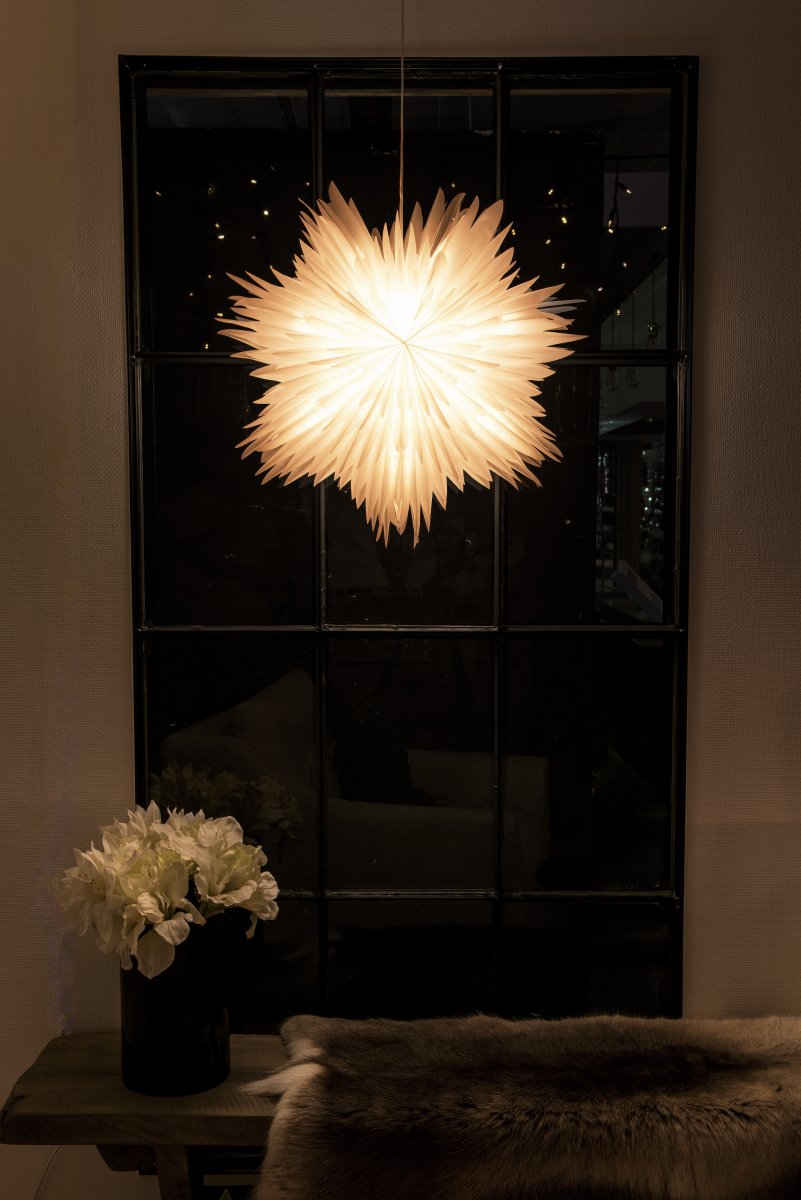 Étoile En Papier Ø60 Blanc De Konstsmide - Fournie avec un c&acirc;ble blanc de 5 m&egrave;tres, un interrupteur et une prise, l'&eacute;toile est pr&ecirc;te &agrave; l'emploi et apportera lumi&egrave;re et magie de No&euml;l &agrave; votre int&eacute;rieur.