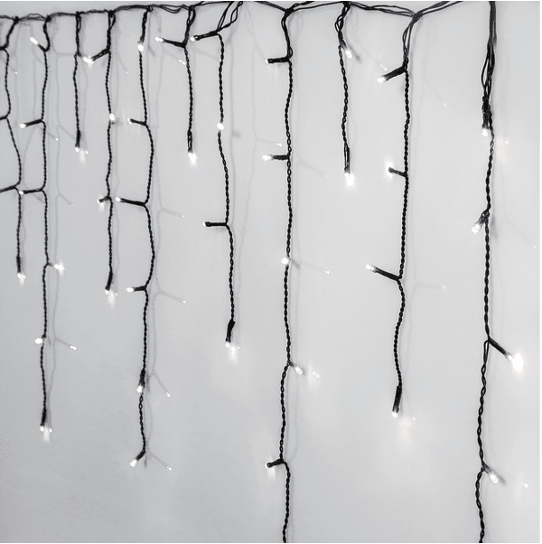 Guirlande Lumineuse En Glaçons Crispy Ice White 6m Noir De Star Trading - Crispy Ice White est une s&eacute;rie de base abordable avec une large gamme et la lueur plus froide est tr&egrave;s adapt&eacute;e aux environnements hivernaux.