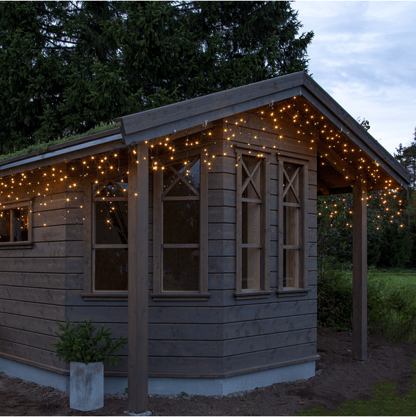 Guirlande Lumineuse En Glaçons Shiny Warm White 24m Noir De Star Trading - La boucle mesure environ 24 m&egrave;tres de long et comporte des gla&ccedil;ons de trois longueurs : 15, 35 et 55 cm.