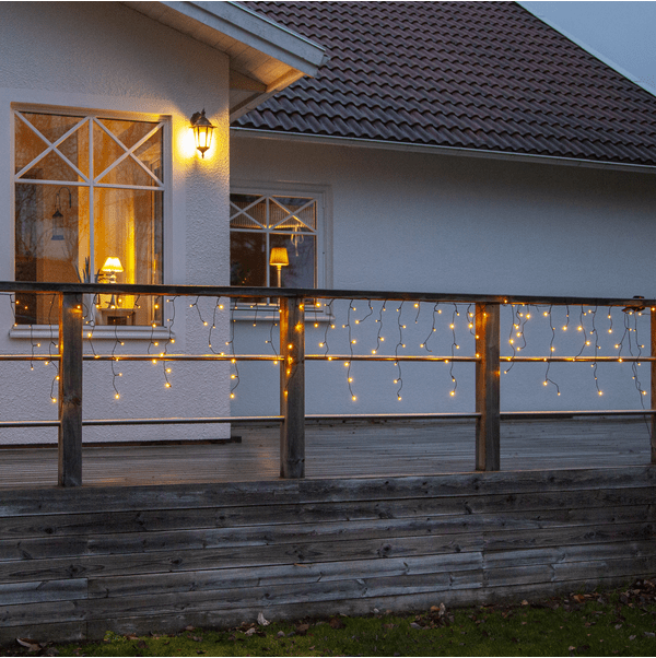 Guirlande Lumineuse En Glaçons Golden Warm White 24m Noir De Star Trading - Livr&eacute; avec un c&acirc;ble de connexion noir de 5 m de long et un transformateur.