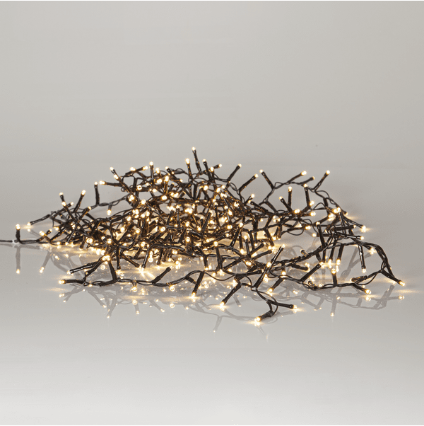 Guirlande Lumineuse Shiny Warm White 10m Noir De Star Trading - La boucle mesure environ 11 mètres de long et la distance entre les lumières est de 2 cm.