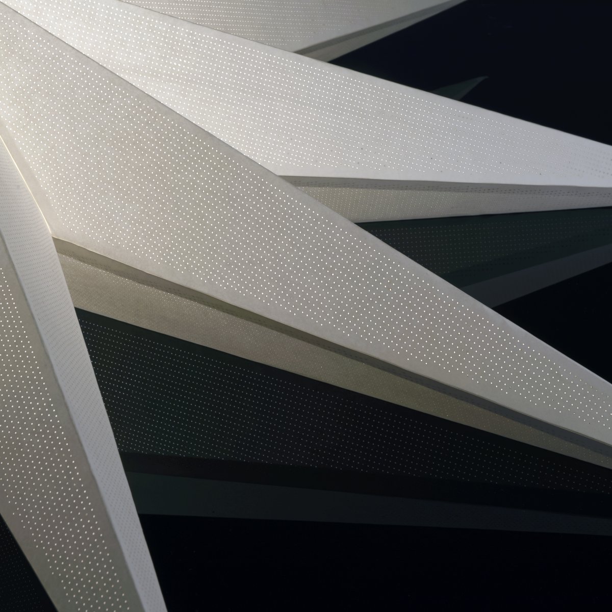 Étoile en papier Ø115 Blanc De Konstsmide - Son design simple et raffin&eacute; diffuse une lumi&egrave;re douce et agr&eacute;able, cr&eacute;ant une atmosph&egrave;re harmonieuse pendant l'Avent et No&euml;l.