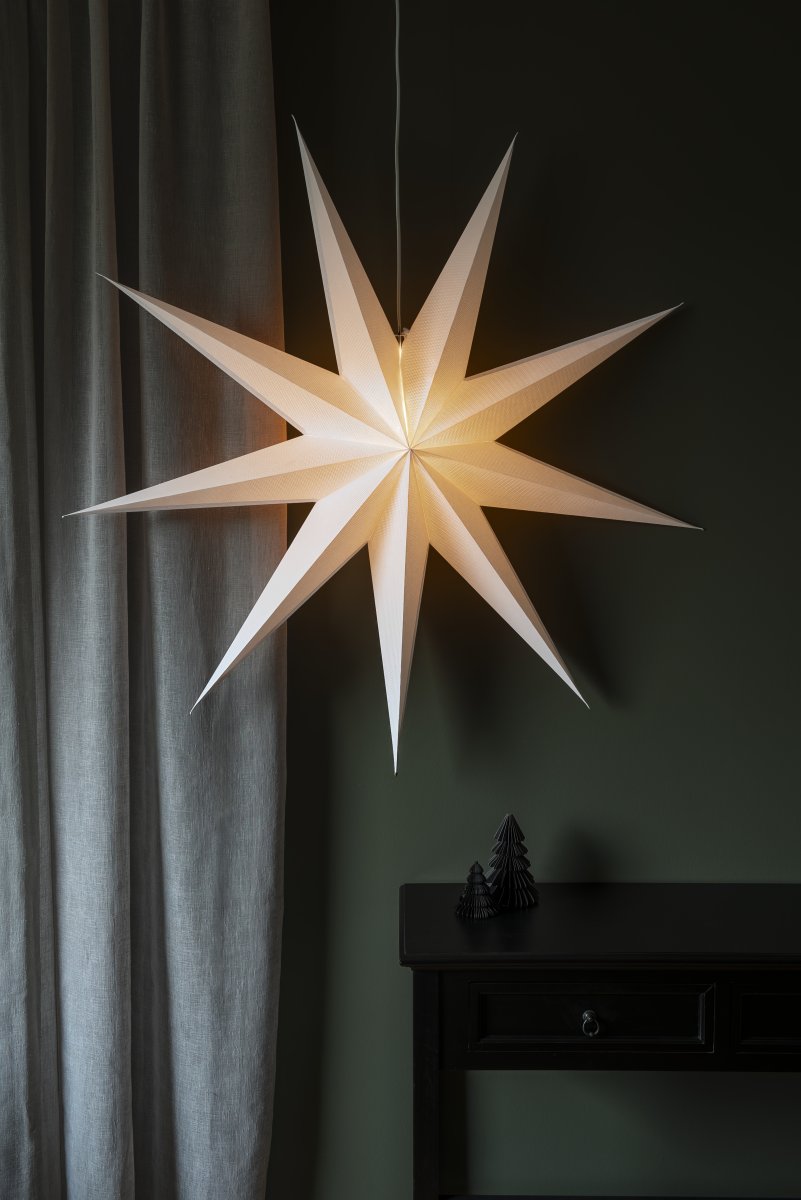 Étoile en papier Ø115 Blanc De Konstsmide - Son design simple et raffin&eacute; diffuse une lumi&egrave;re douce et agr&eacute;able, cr&eacute;ant une atmosph&egrave;re harmonieuse pendant l'Avent et No&euml;l.