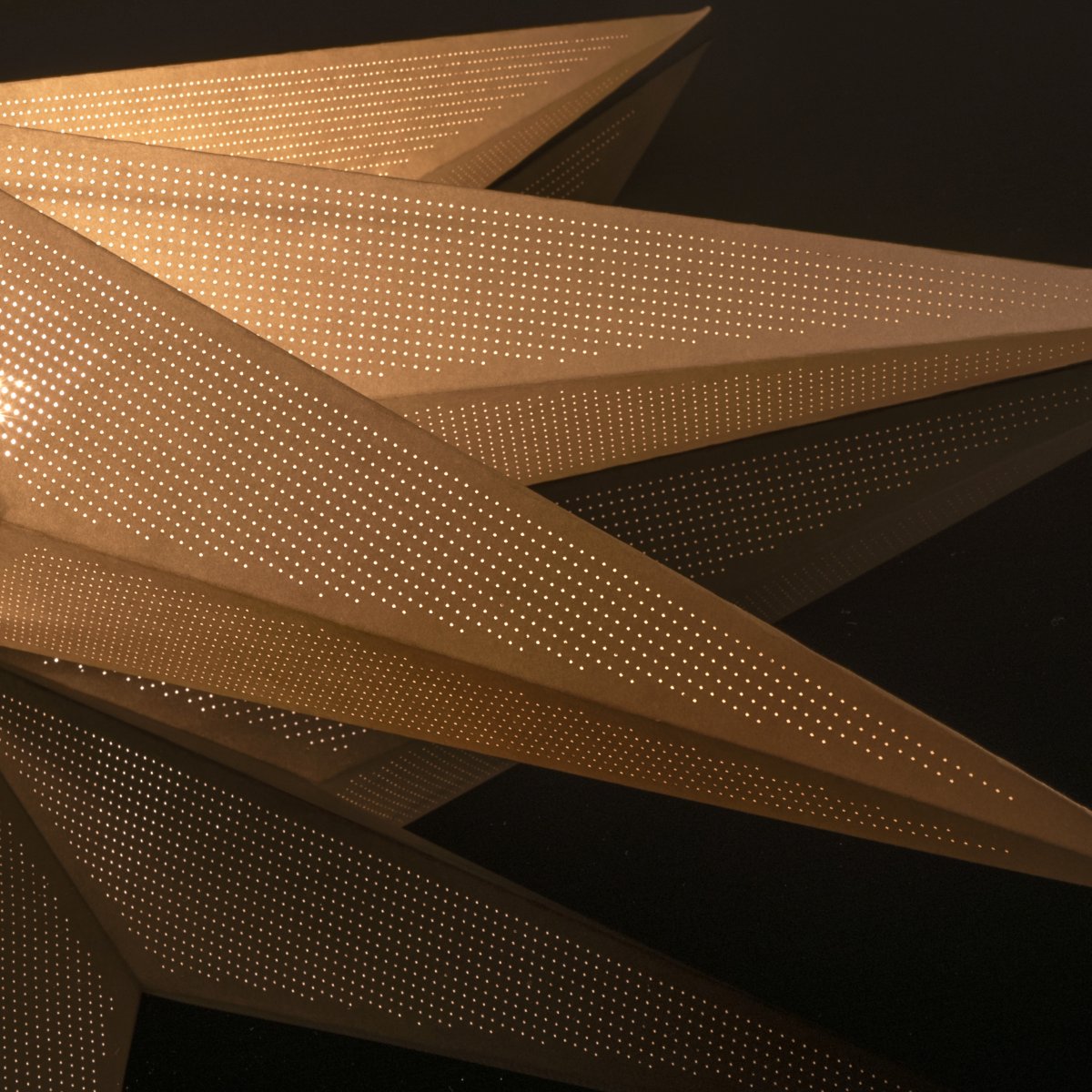 Étoile en papier Ø115 Beige De Konstsmide - Son design simple et &eacute;l&eacute;gant diffuse une lumi&egrave;re douce et agr&eacute;able, cr&eacute;ant une atmosph&egrave;re harmonieuse pendant l'Avent et No&euml;l.