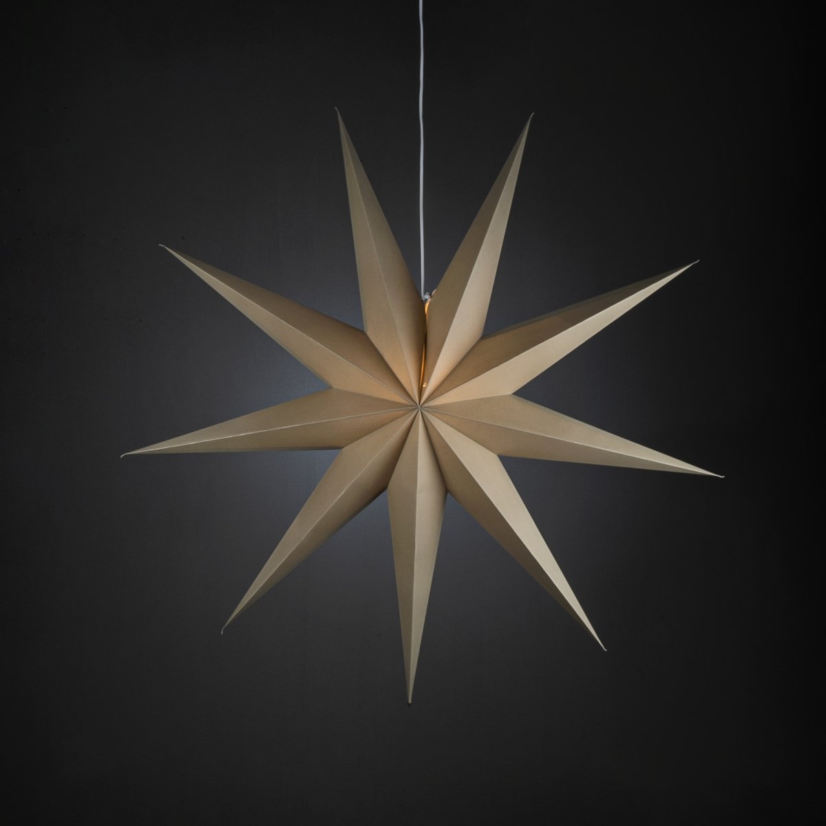 Étoile en papier Ø115 Beige De Konstsmide - Son design simple et &eacute;l&eacute;gant diffuse une lumi&egrave;re douce et agr&eacute;able, cr&eacute;ant une atmosph&egrave;re harmonieuse pendant l'Avent et No&euml;l.