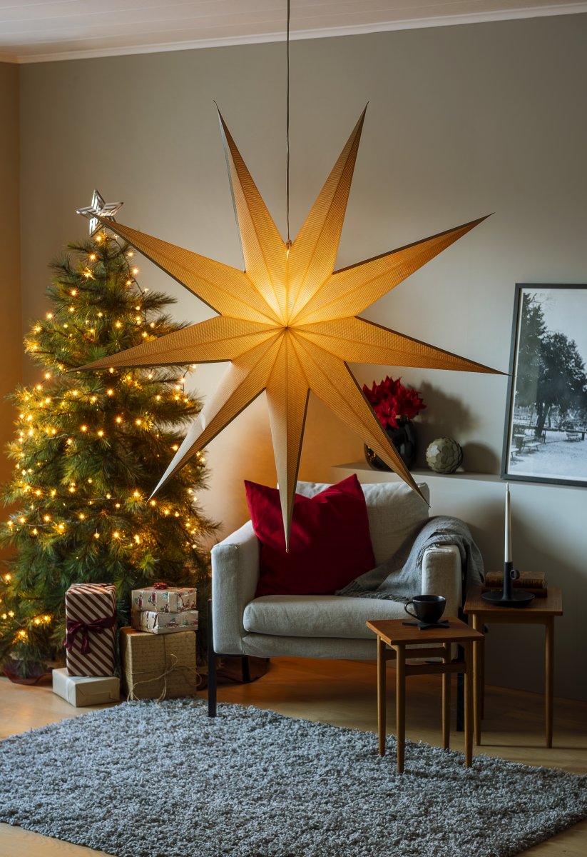 Étoile en papier Ø115 Beige De Konstsmide - Son design simple et &eacute;l&eacute;gant diffuse une lumi&egrave;re douce et agr&eacute;able, cr&eacute;ant une atmosph&egrave;re harmonieuse pendant l'Avent et No&euml;l.