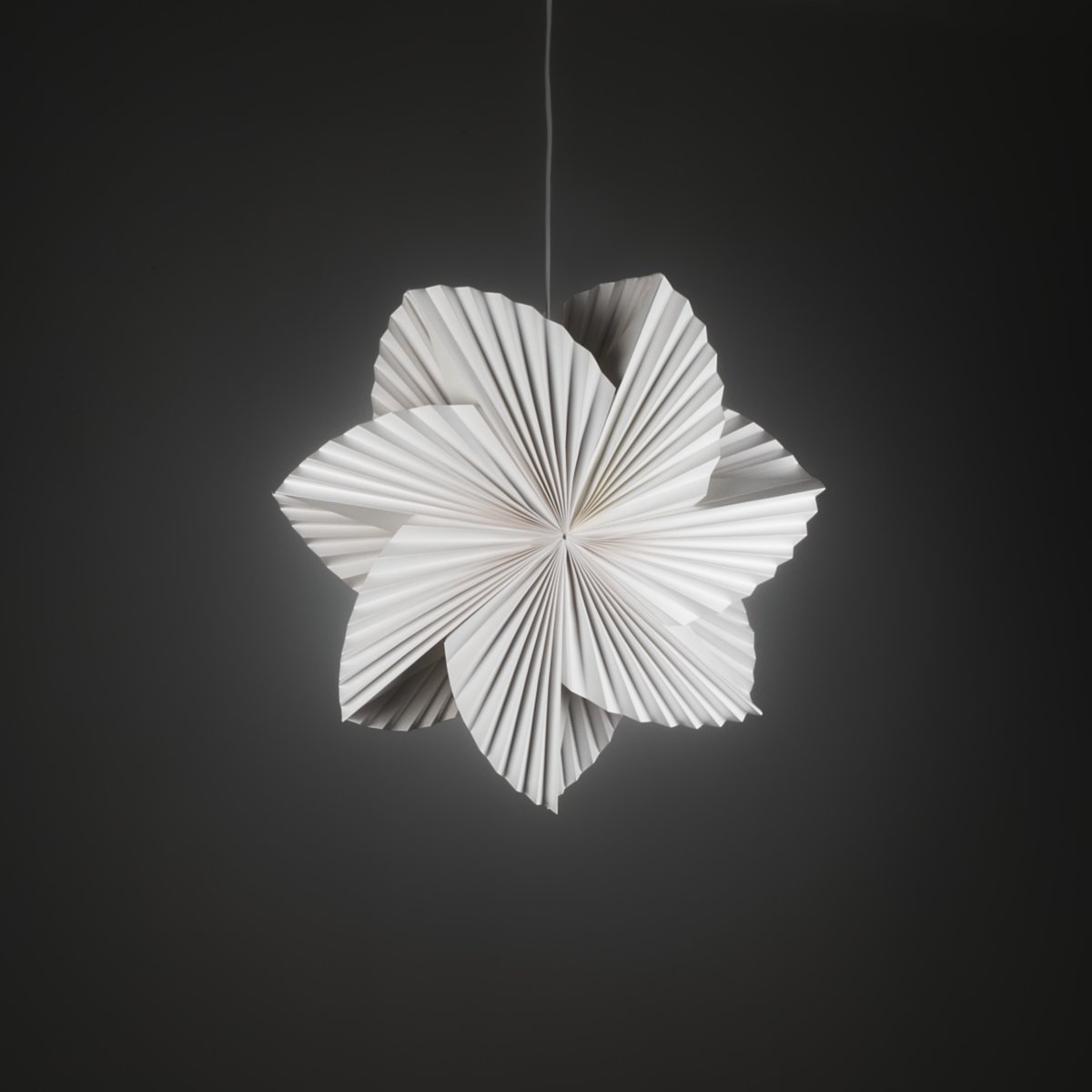 Étoile en papier plissée Ø60 Blanc De Konstsmide - Comprend un c&acirc;ble blanc de 5 m, un interrupteur et une prise.