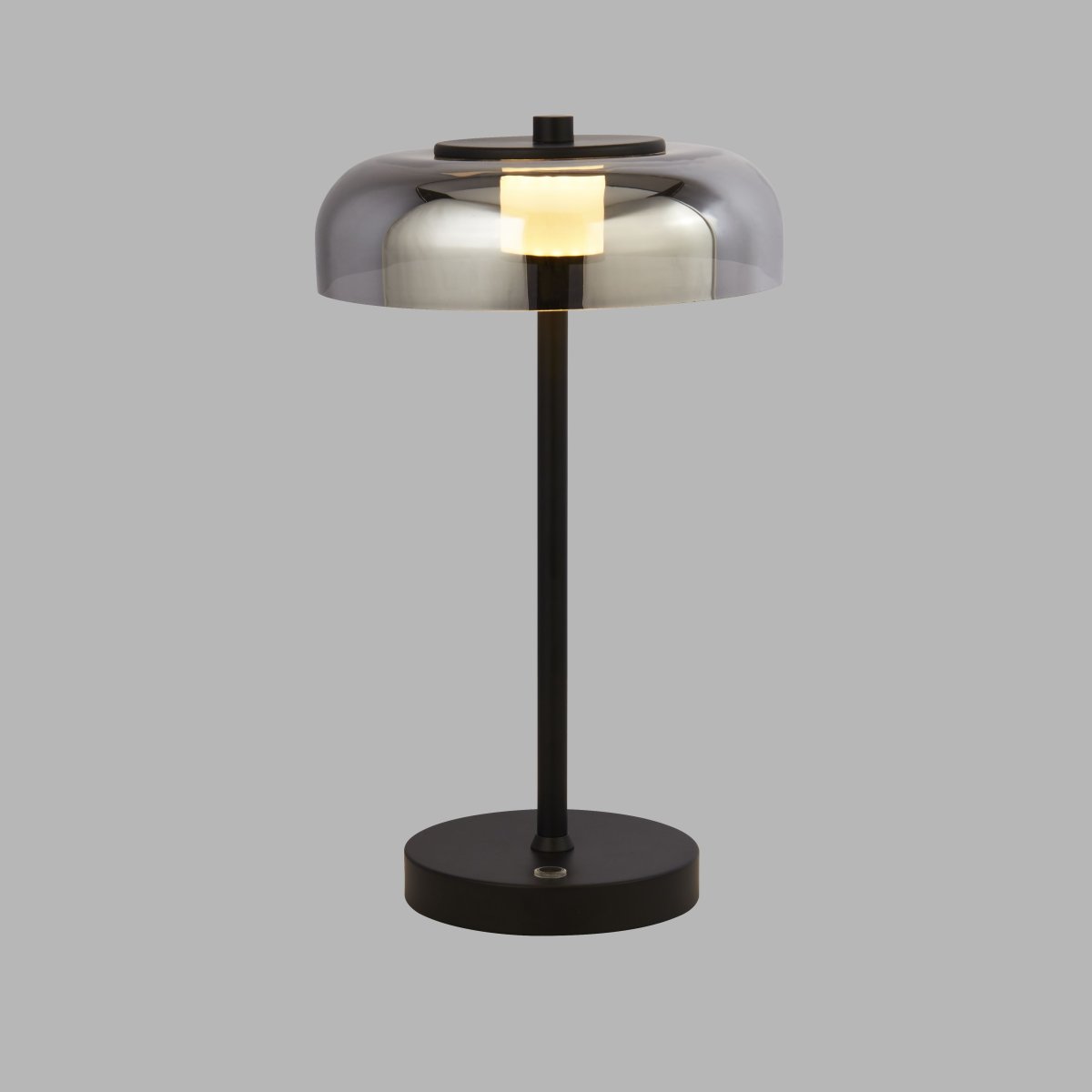 Frisbee 40cm Noir lampe de table De Searchlight - Avec son design unique et futuriste et son abat-jour métallique, il émet une lumière agréable et douce qui crée une atmosphère relaxante.