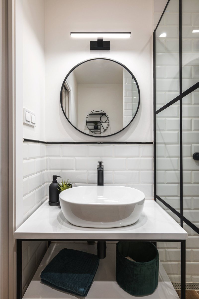 Pandella 40cm Noir lampe de salle de bain De Eglo - Son design moderne avec une finition noire et sa LED int&eacute;gr&eacute;e produisent une lumi&egrave;re blanche et claire &agrave; 4&nbsp;000&nbsp;K et un flux lumineux de 900&nbsp;lumens.