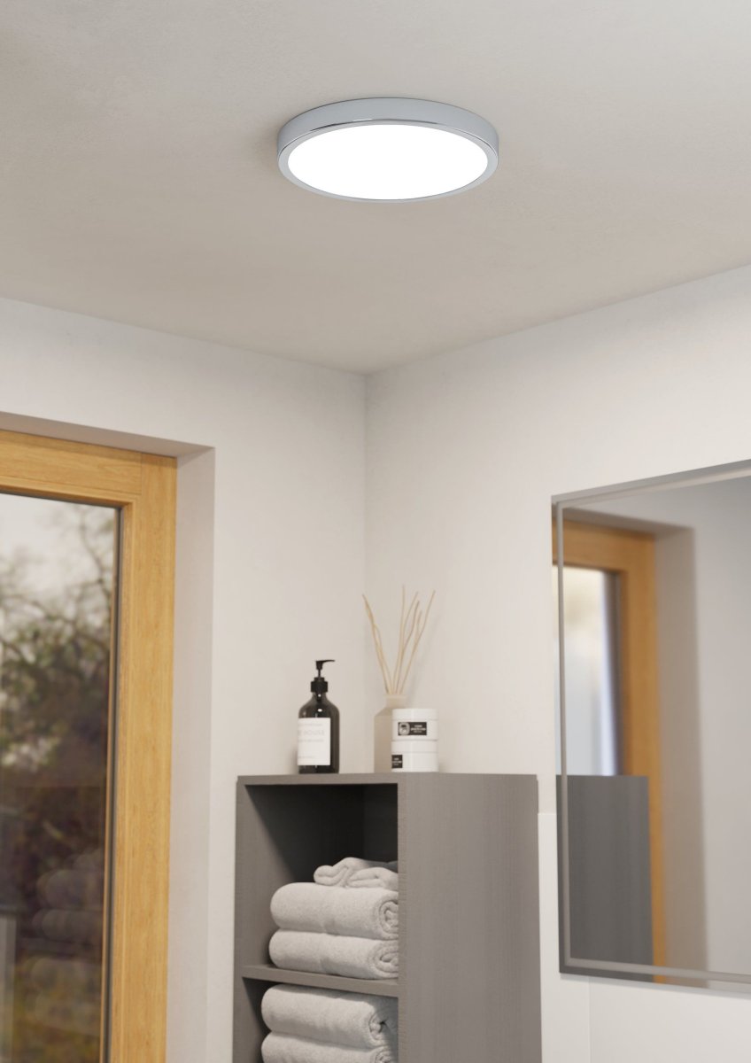 Fueva Ø28 Chrome lampe de salle de bain De Eglo - Le plafonnier Fueva est un luminaire &eacute;l&eacute;gant et fonctionnel en m&eacute;tal et plastique, dot&eacute; d'une finition chrom&eacute;e raffin&eacute;e et d'une fa&ccedil;ade blanche.