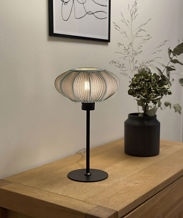 Mamsell 37cm Noir lampe de table De Aneta Lighting - La lampe de table Mamsell est recouverte d'un tissu extensible finement plissé, qui fournit une lumière agréable et légèrement tamisée.