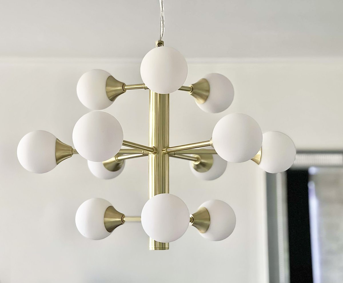 Cosmos Ø50 Laiton mat suspension De Aneta Lighting - Coupelle de plafond en laiton pour suspension à crochet et bornier, la prise de lampe est facile à installer.
