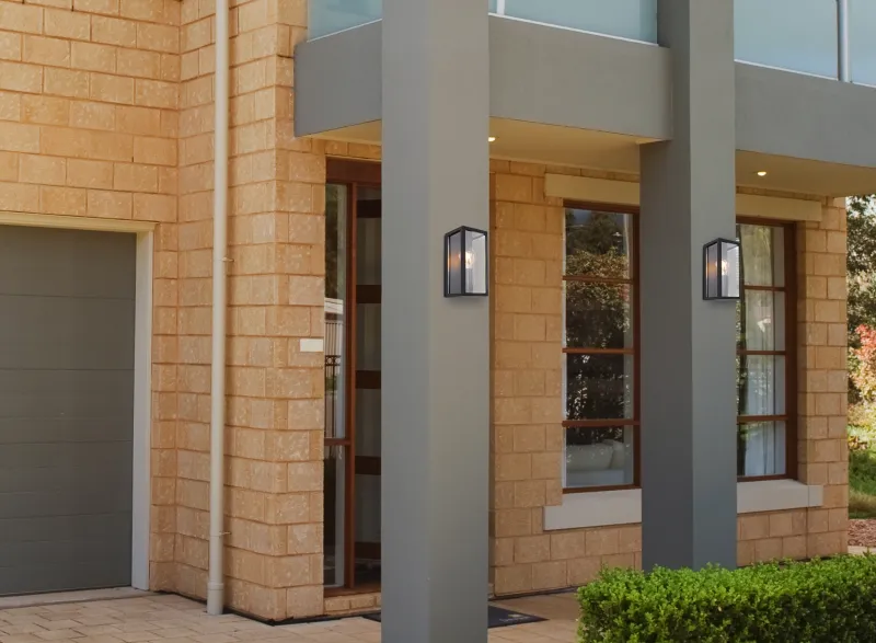 Gundula Noir lampe d’extérieur De Globo Lighting - Med sin stilrena design i svart pressgjuten&nbsp;aluminium ger den ett elegant intryck samtidigt som den &auml;r v&auml;dert&aring;lig.