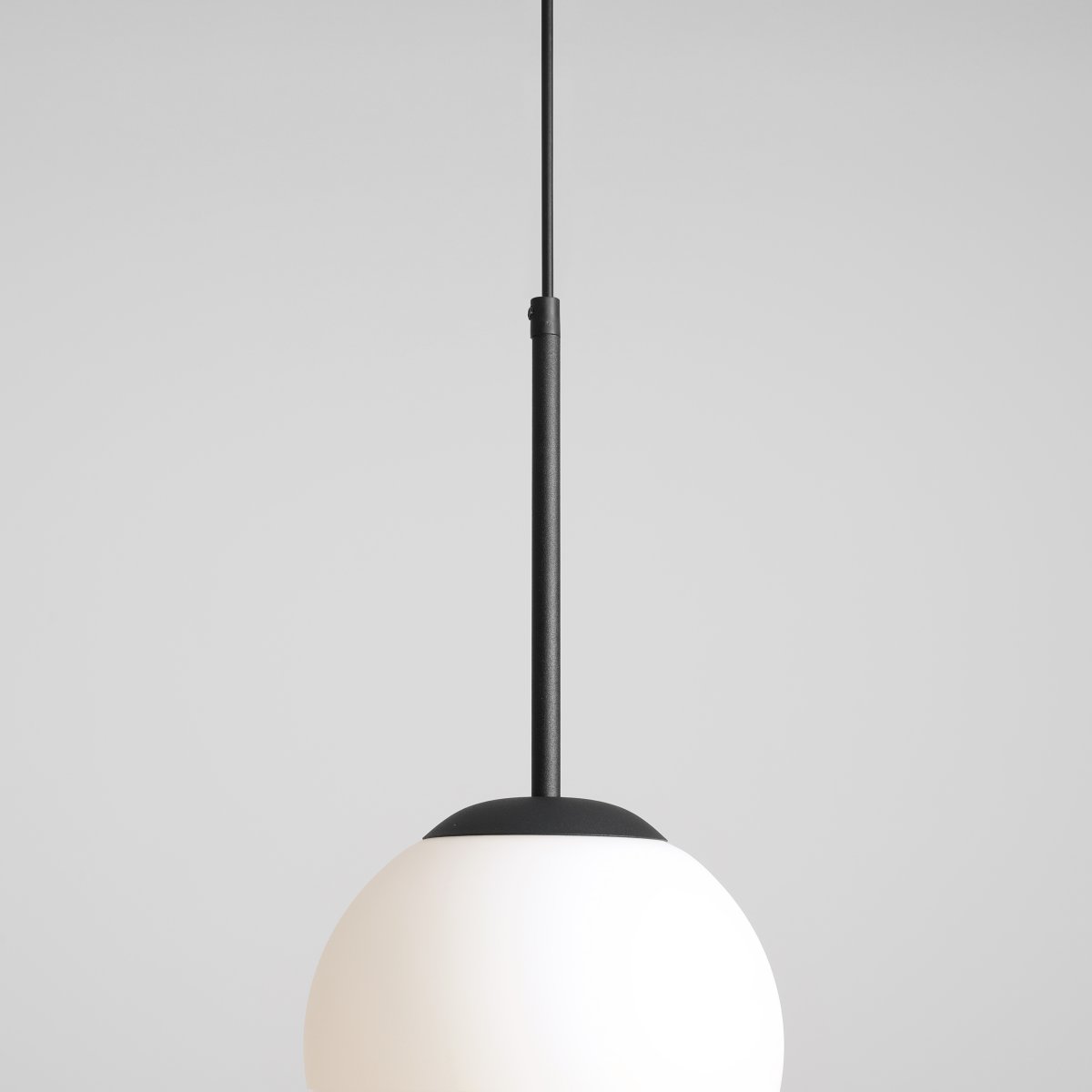 Bosso Ø20 Noir suspension De Artera - La lampe émet une lumière douce et agréable et est donc idéale pour être placée au-dessus de la table à manger, dans le couloir ou le salon.