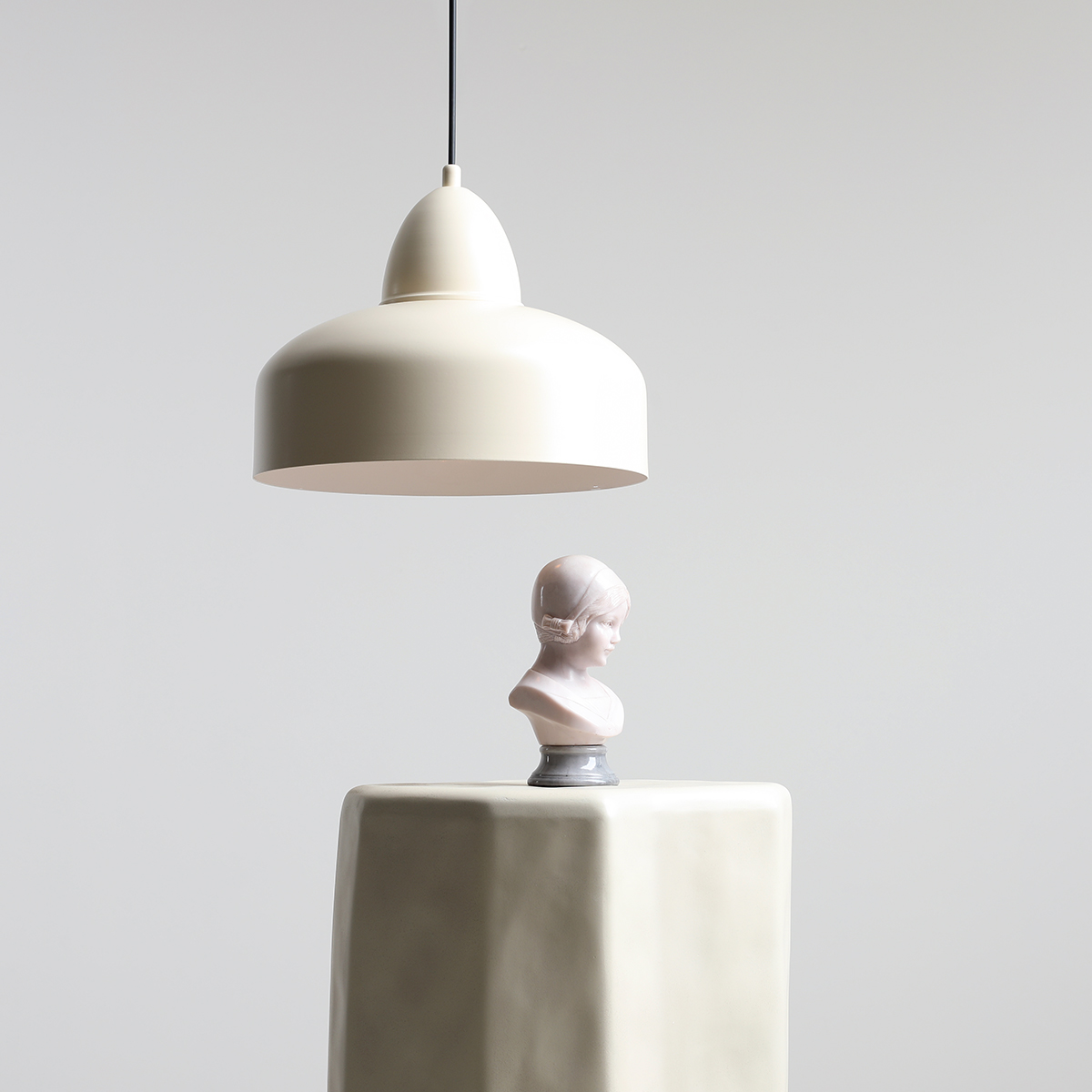 Como Ø30 blanc crème suspension De Artera - Avec sa suspension facile et sa construction robuste, cette suspension est à la fois pratique et élégante : un ajout parfait pour ajouter une touche subtile mais sophistiquée à votre maison.