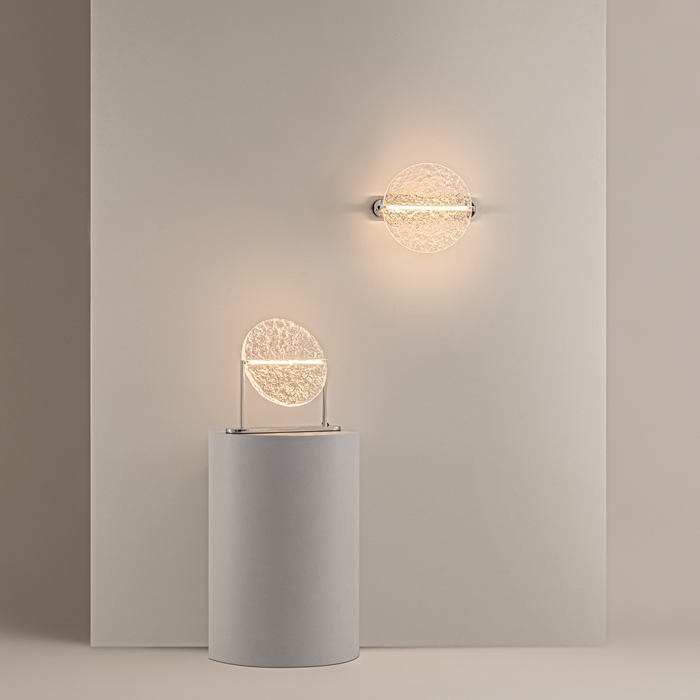 Mangata 30cm Transparent lampe de table De Maytoni - Son pied en m&eacute;tal chrom&eacute; lui conf&egrave;re un style &eacute;l&eacute;gant et exclusif, tandis que son abat-jour en acrylique transparent &agrave; la surface textur&eacute;e diffuse la lumi&egrave;re de mani&egrave;re d&eacute;corative.