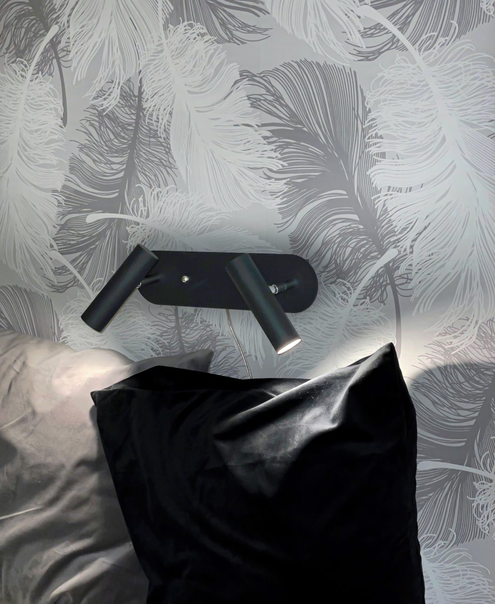 Artic Noir lampe de lecture De Aneta Lighting - 2 têtes réglables avec source de lumière LED qui fournit une agréable lumière blanche chaude.