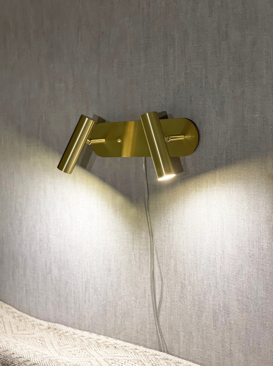 Artic Laiton mat lampe de lecture De Aneta Lighting - 2 t&ecirc;tes r&eacute;glables avec source de lumi&egrave;re LED qui fournit une agr&eacute;able lumi&egrave;re blanche chaude.