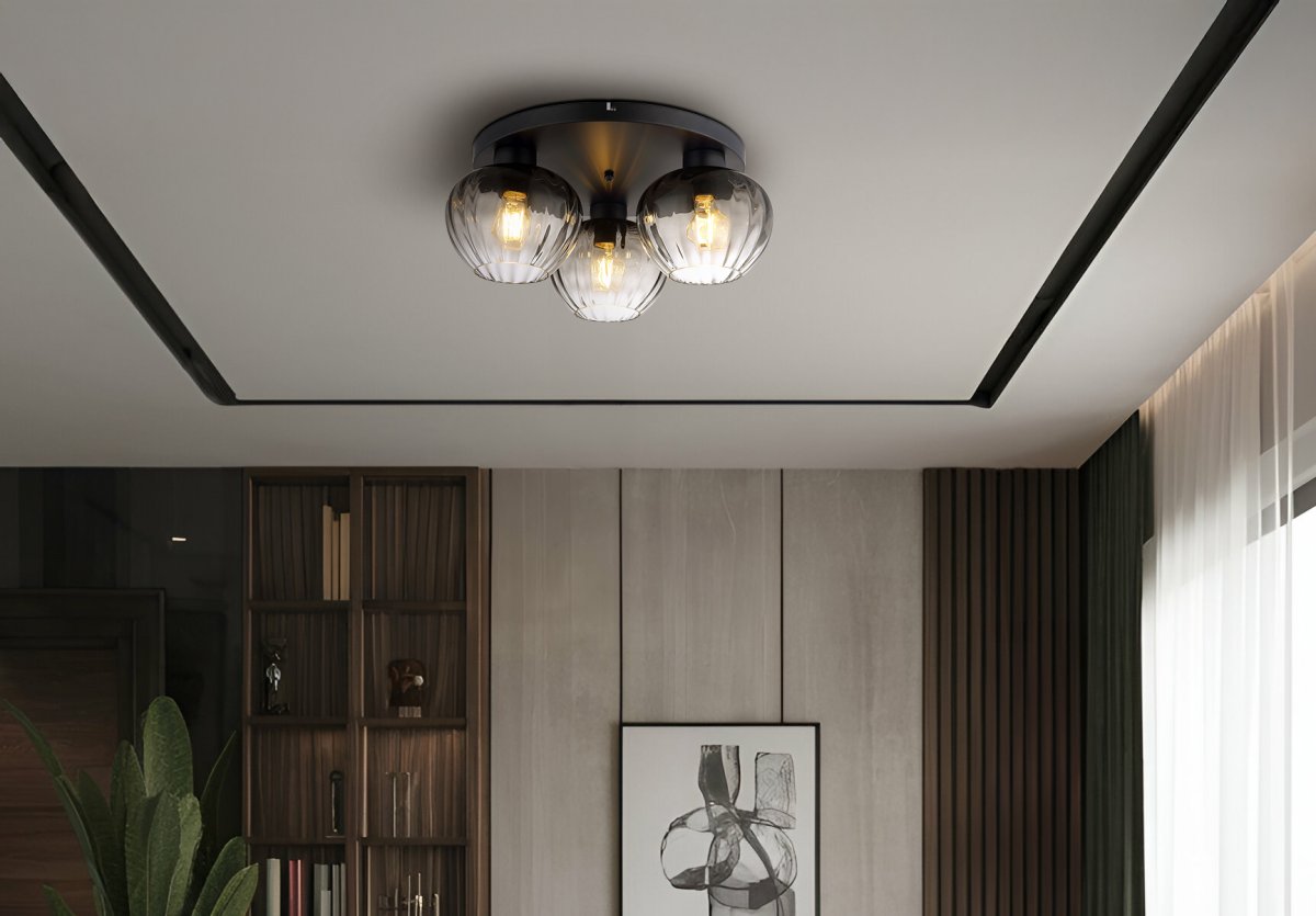 Toy Ø45 Noir plafonnier De Globo Lighting - De r&auml;fflade r&ouml;ktonade glasen skapar en fin och varm ljusspridning i rummet.