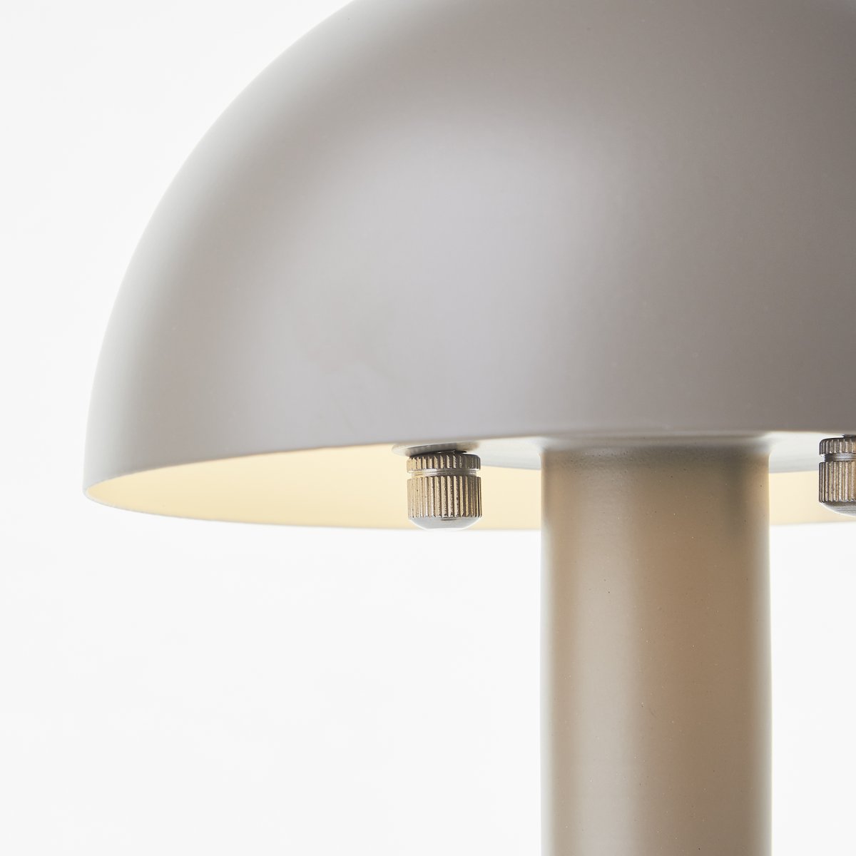 Petite 27cm Taupe lampe de table De Brilliant - Il est recommand&eacute; de le placer &agrave; la fen&ecirc;tre, sur le bureau ou dans la chambre comme lampe de chevet.