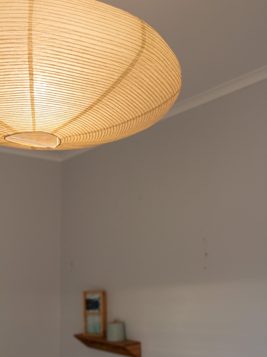 Yuni Abat-Jour Excl. Suspension Ø58 Beige suspension De PR Home - Sa structure irr&eacute;guli&egrave;re en fils d'acier rapproch&eacute;s cr&eacute;e un motif vibrant et &eacute;l&eacute;gant, conf&eacute;rant &agrave; la lampe une allure a&eacute;rienne.