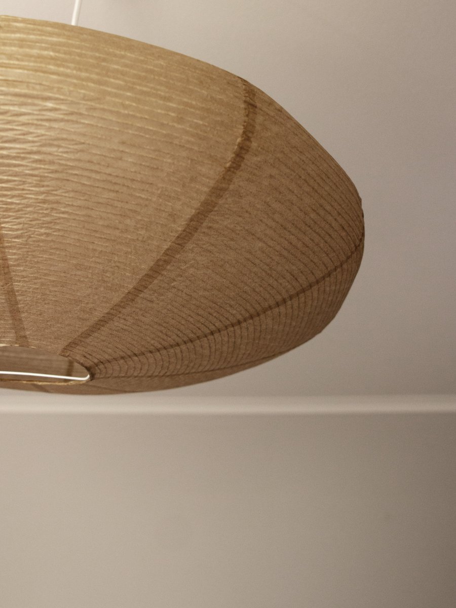 Yuni Abat-Jour Excl. Suspension Ø58 Beige suspension De PR Home - Sa structure irr&eacute;guli&egrave;re en fils d'acier rapproch&eacute;s cr&eacute;e un motif vibrant et &eacute;l&eacute;gant, conf&eacute;rant &agrave; la lampe une allure a&eacute;rienne.