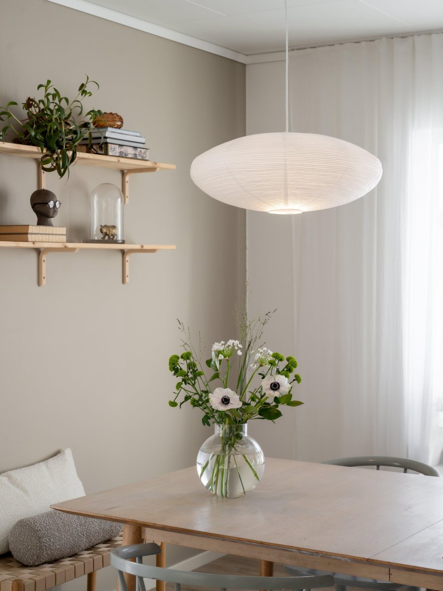 Yuni Abat-Jour Excl. Suspension Ø58 Blanc suspension De PR Home - Yuni a la forme d'une ellipse d'un diam&egrave;tre de 58 cm et d'une hauteur de 23 cm.