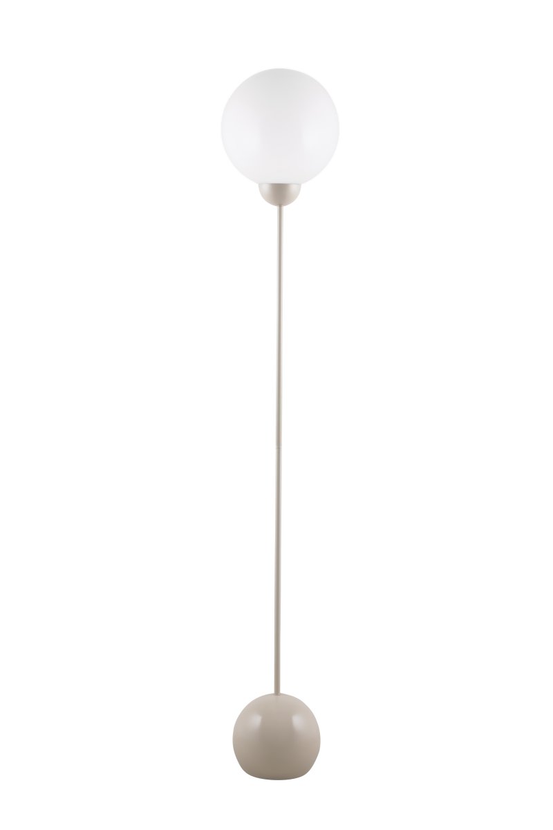 Ripley Beige lampadaire De Globen Lighting - Fabriquée en métal, cette lampe possède un dôme en verre blanc opale qui diffuse une lumière agréable.